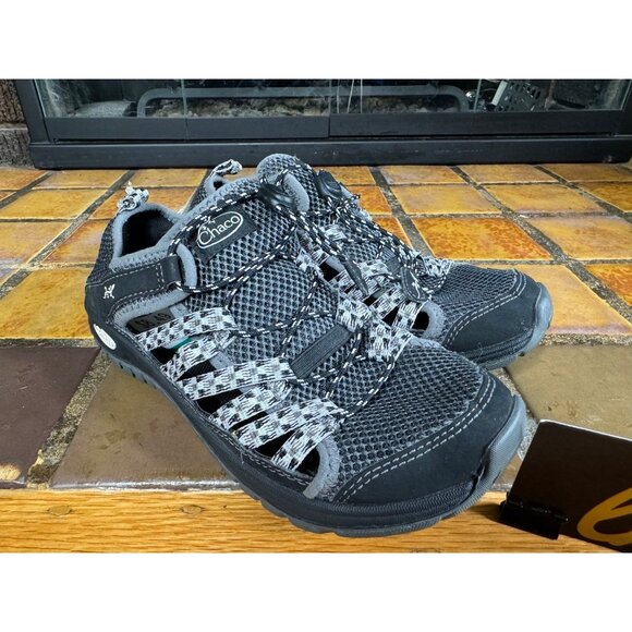 Youth 4 Chaco Outcross 2 Black Grey Athletic Water Shoes - Picture 2 of 9